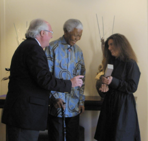 REMISE DU PRIX PAR MME MARIA OUSSEIMI – AL-AKHAOUI À  MR NELSON MANDELA  