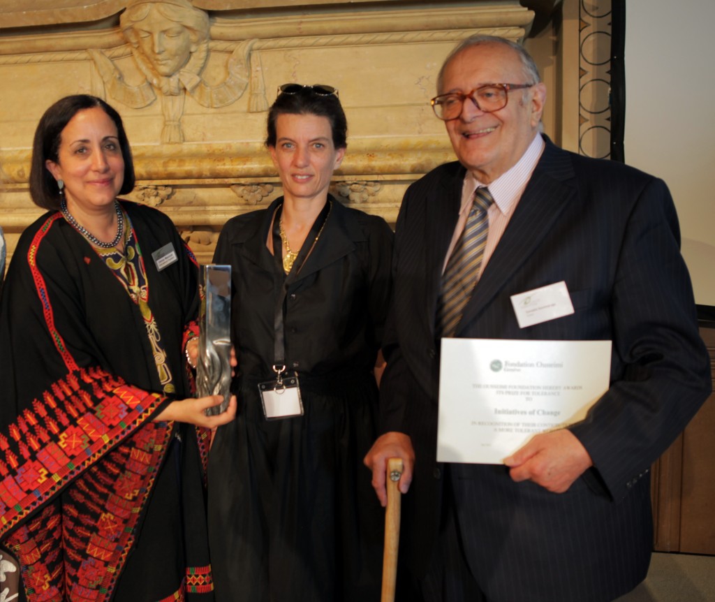 (D à G) Omnia Marzouk, Maria Ousseimi, Cornelio Sommaruga lors de la cérémonie de présentation à Caux. (Photo publiée avec l’autorisation d’Initiatives et Changement) 